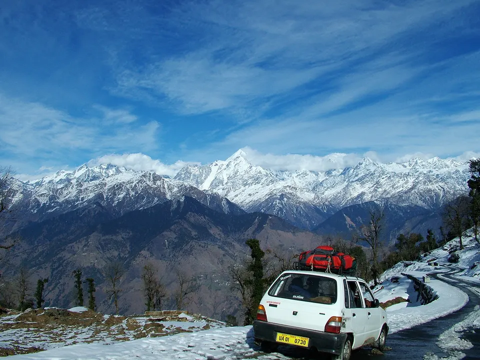 A car on a mountain road toward Munsiyari, Uttarakhand